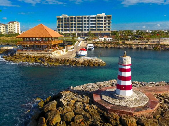 Vista de restaurant capitan kidd yatch club y marina, hotel hilton y Catalina Bay en una sola toma, ubicados en Caleta - La Romana.