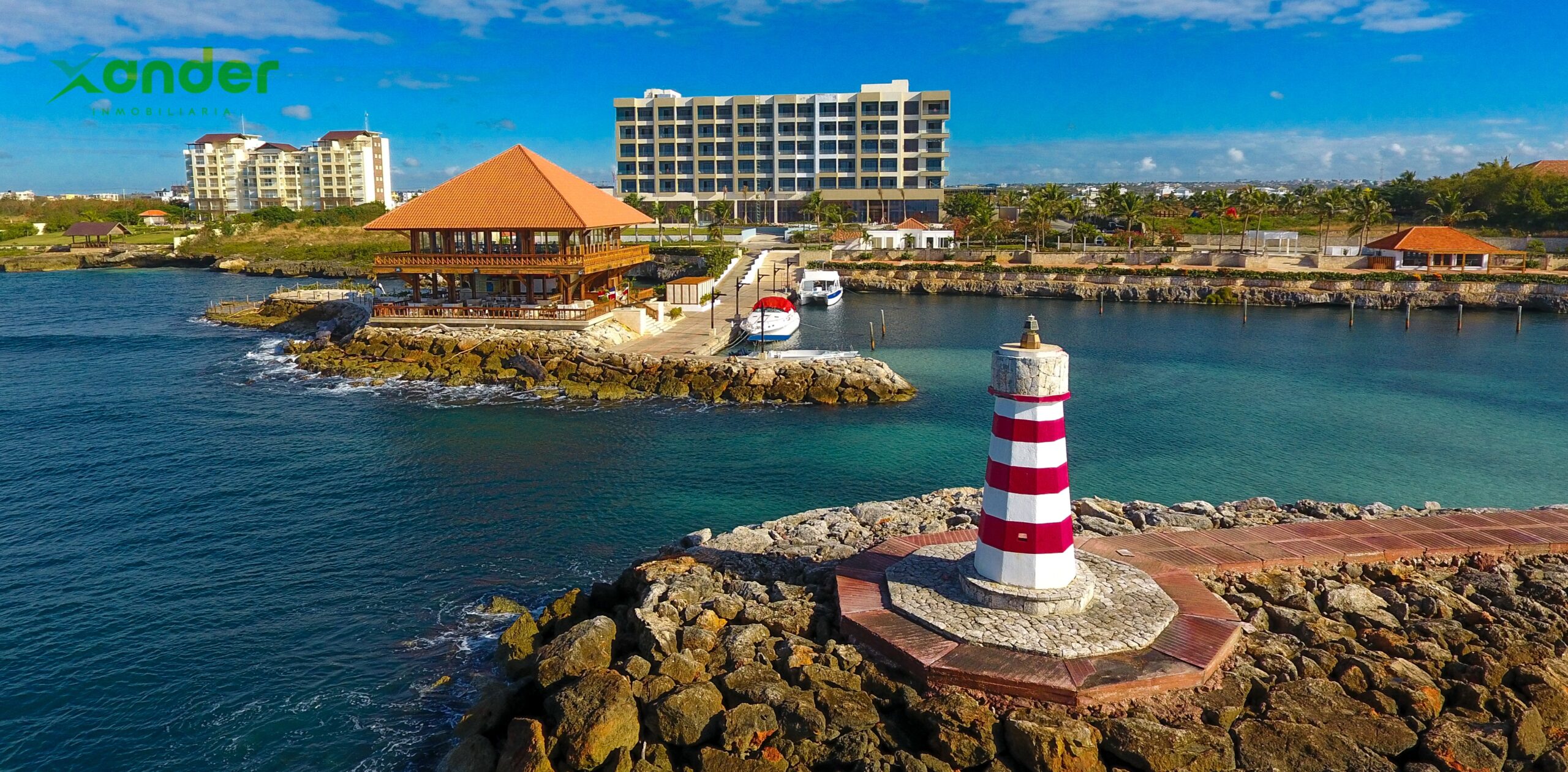 Vista de restaurant capitan kidd yatch club y marina, hotel hilton y Catalina Bay en una sola toma, ubicados en Caleta - La Romana.