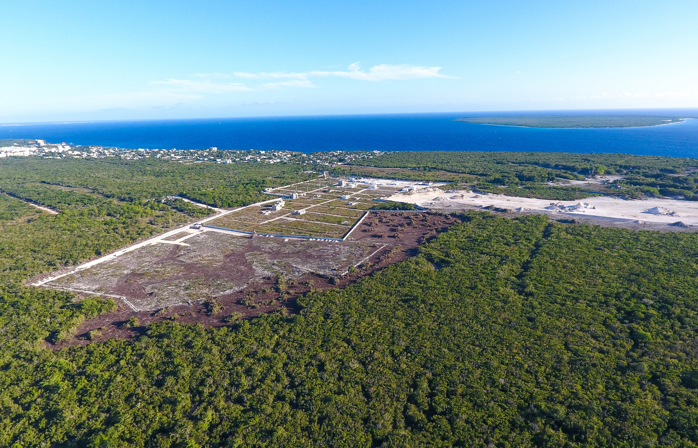 Vista aerea de Caleta, Bella Mar Villa Caleta, es un proyecto de casas y solares, con control de acceso, club house con piscina, cancha de basket ball y otras amenidades, en el distrito municipal de Caleta, la zona de mayor desarrollo turistico einmobiliario de La Romana, donde se esta construyendo el hotel Hilton y funciona la marina de Capitan kidd.