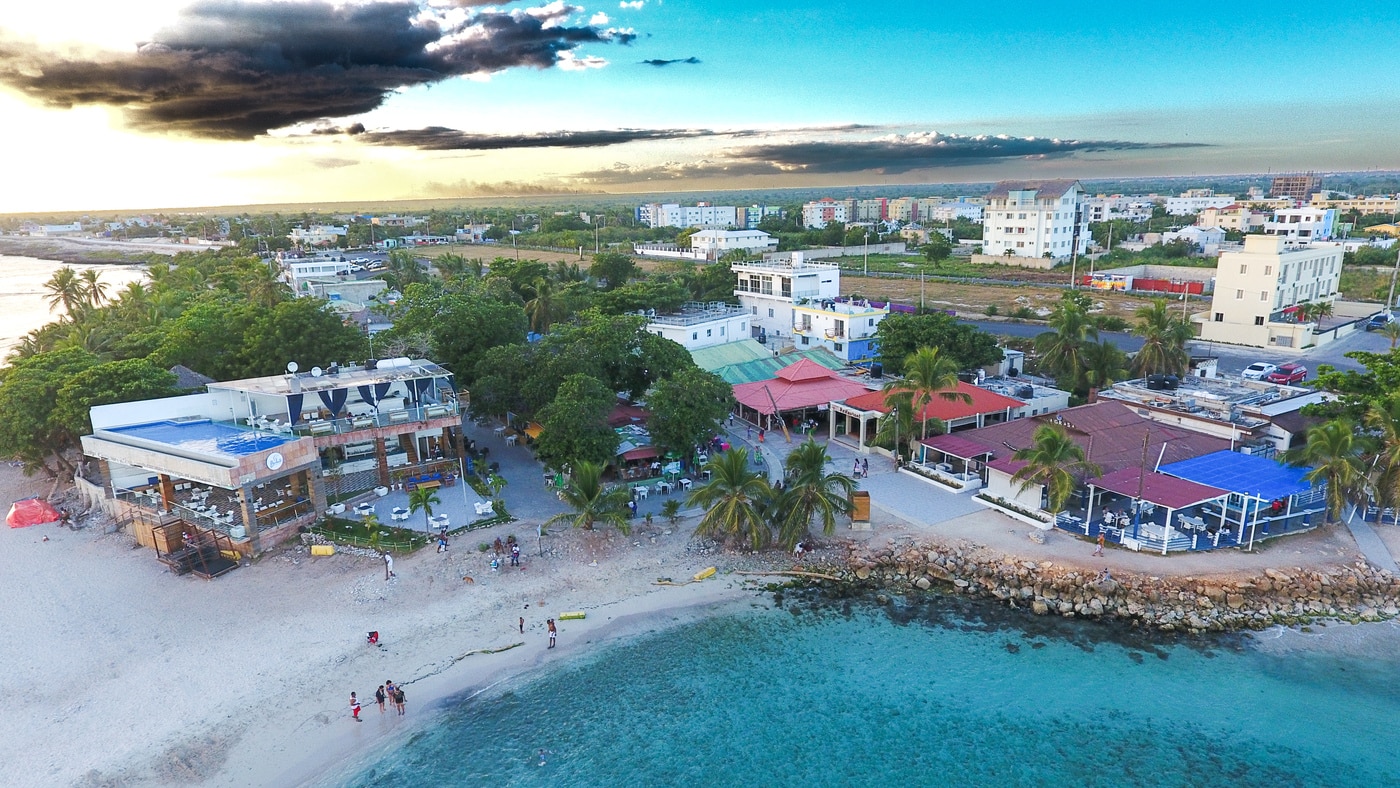 Caleta, todos quieren comprar casas, apartamentos, solares en esta locacion.